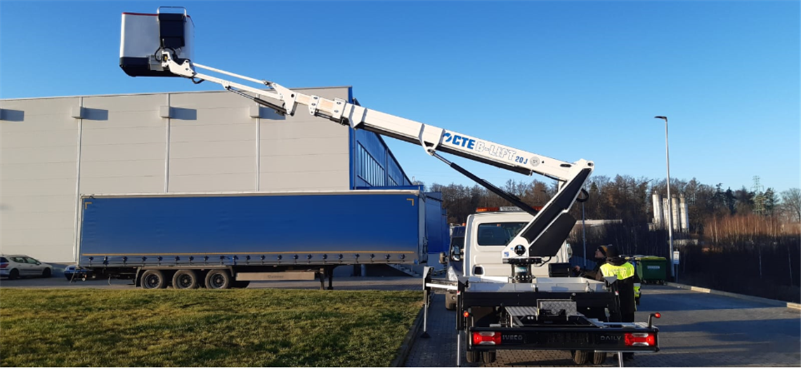 Jedna z nowych ciężarówek stoi na stoisku CTE B-LIFT 20 JHV firmy Energa Oświetlenie.