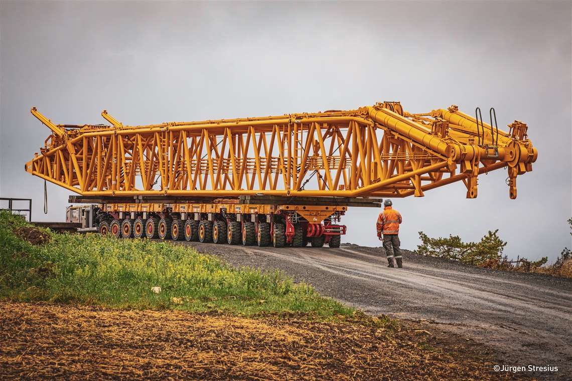 Wiesbauer uses a Cometto SPMT combination with power pack to move a crane's derrick mast