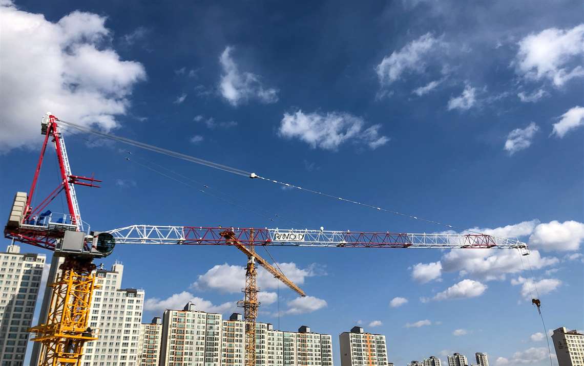 Raimondi LR273 luffing crane at work in South Korea