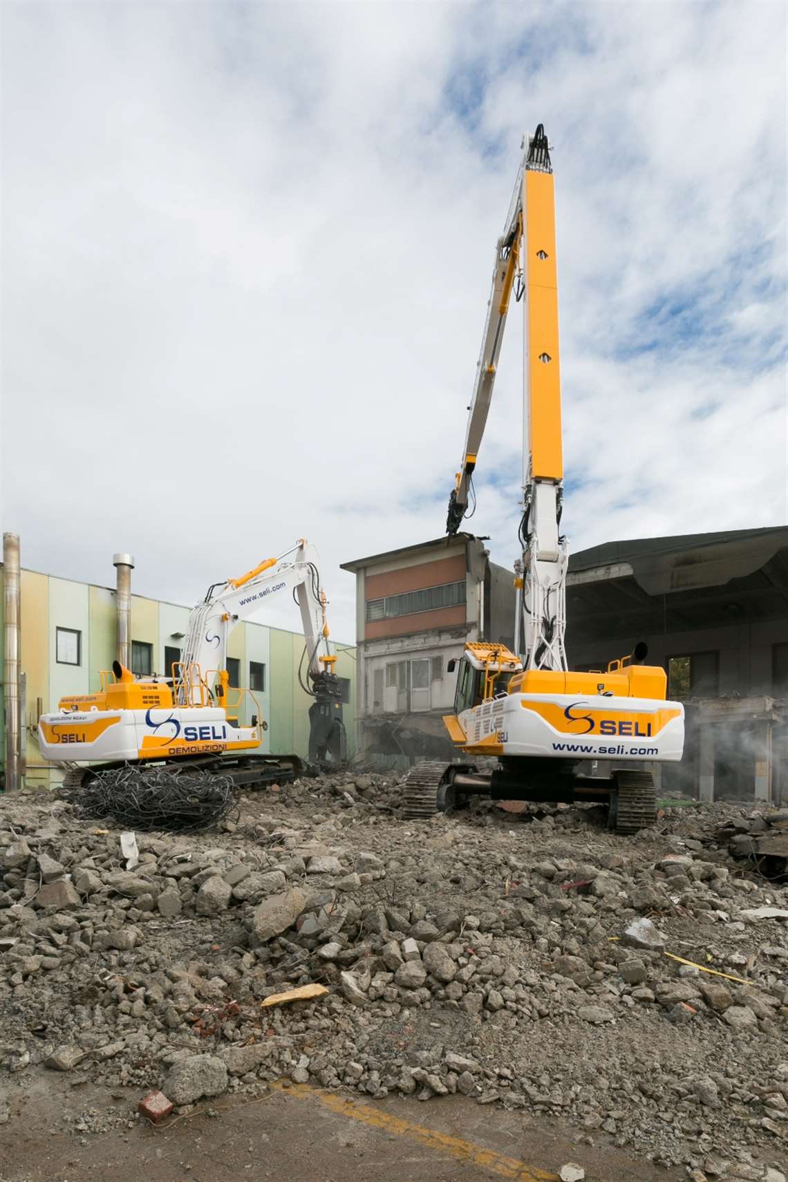 Seli's Doosan DX530DM in action on the Belloli Oil Mill demolition project in Italy