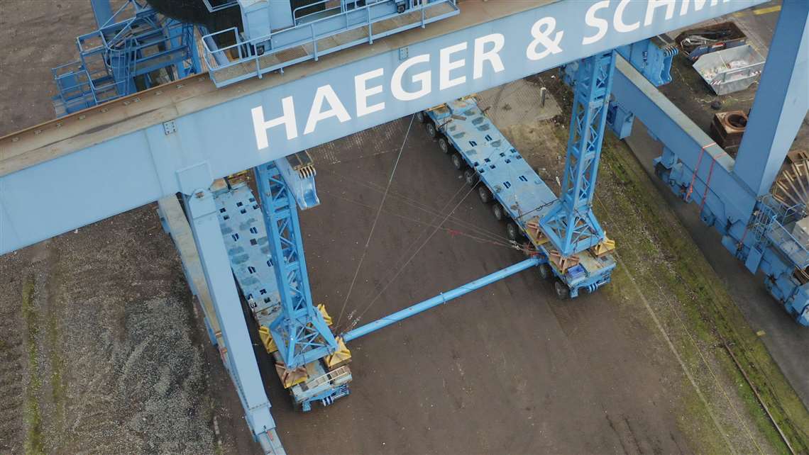 Felbermayr used its blue SPMT to relocate an 18 metre-high gantry crane in the port of Duisburg, Germany