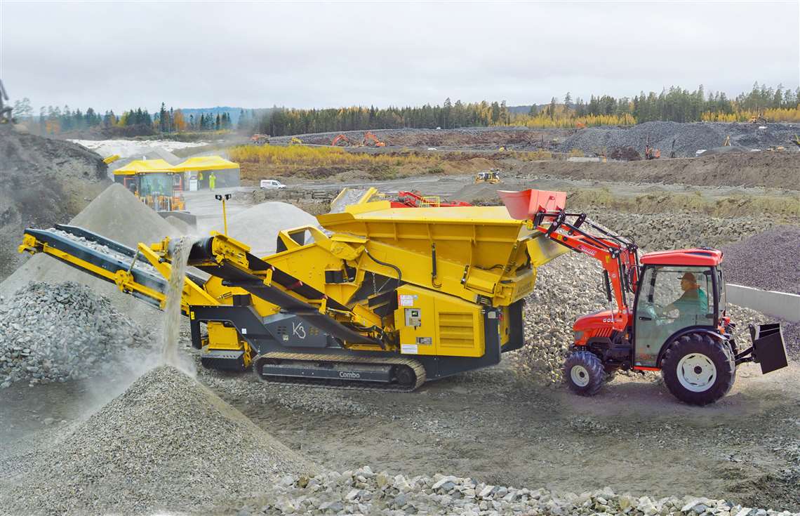 Goldoni tractor feeding the Keestrack K3 scalper