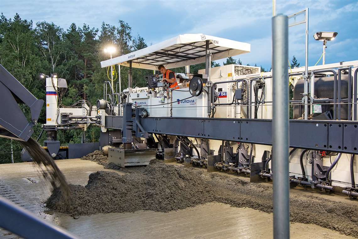 Two SP 154(i) slipform pavers and a TCM 180(i) from Wirtgen