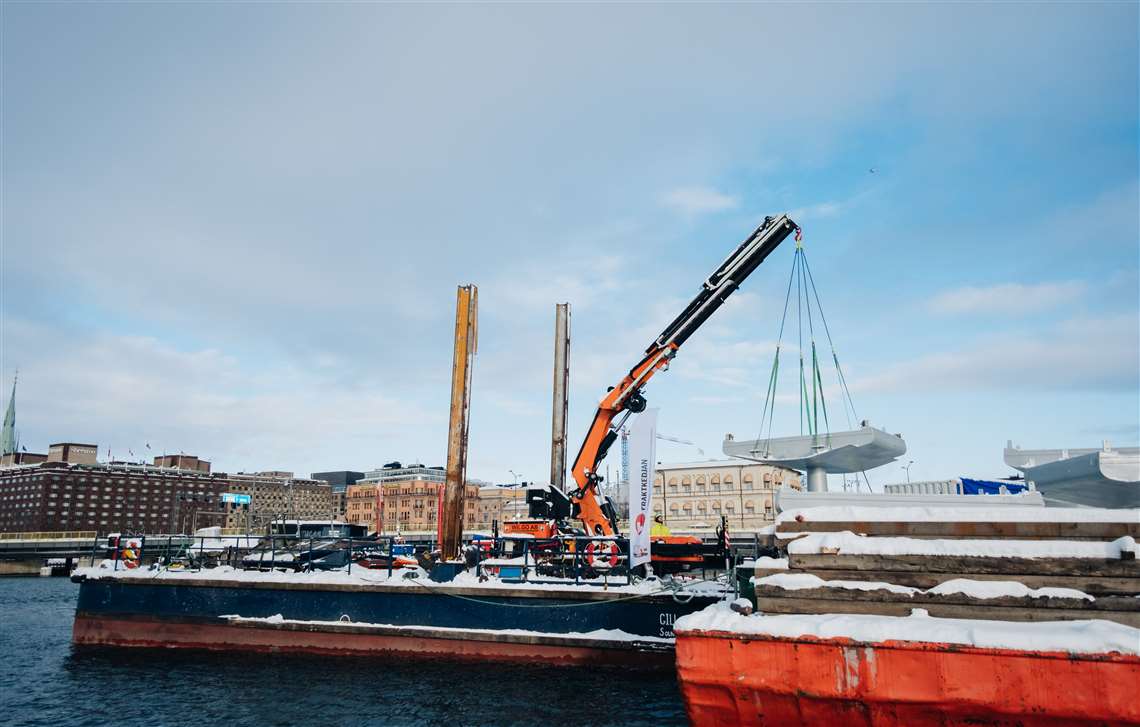 The Jekko JF545 lifts the 5-tonne slabs into position