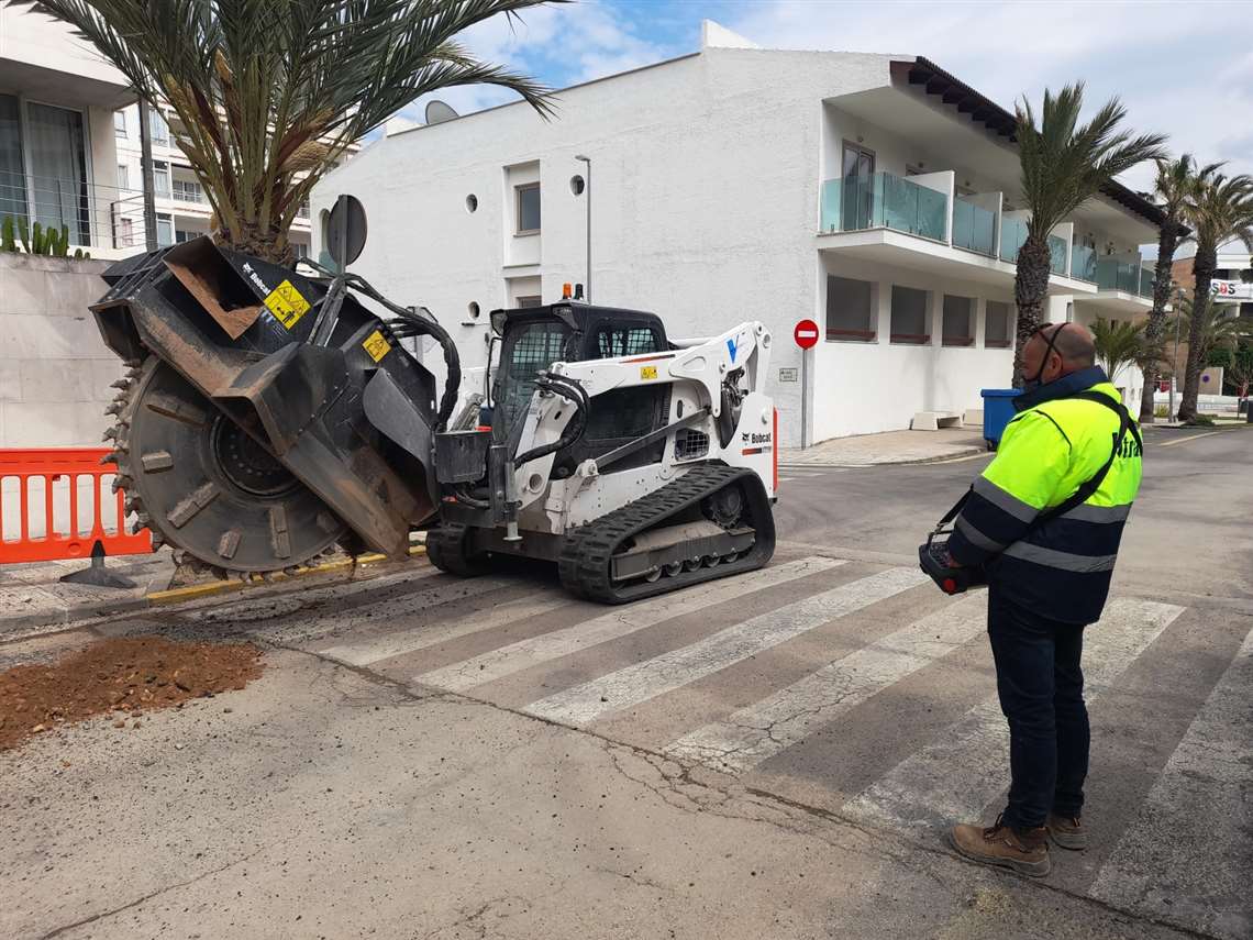 Bobcat T770 compact loader with remote control