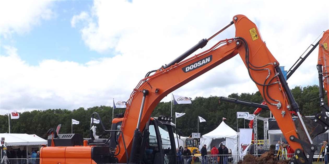Doosan Rt14 Doosan introduces 14 tonne crawler - KHL Group