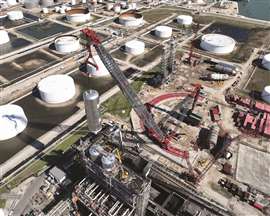 Mammoet ring crane reinstalling four large coke drums at a refinery in Texas.