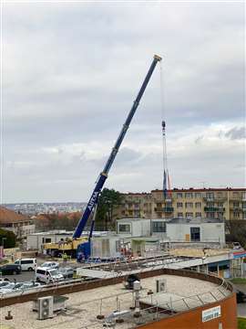 The 300 tonne six axle Grove lifted 21 tonne modules to a radius of 32 metres
