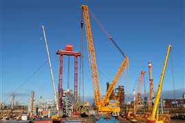 Mammoet using its gantry and LR 11350 crawler to lift the vessel to vertical