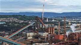 Marr Contracting's Favelle Favco M2480D luffing tower cranes on the BlueScope blast furnace reline project at Port Kembla Steelworks