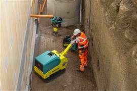 An Ammann eAPH vibratory plate at work in a confined space