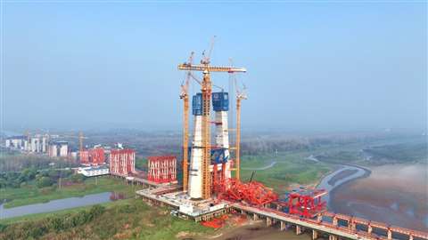 world largest tower crane to build masssive bridge in china
