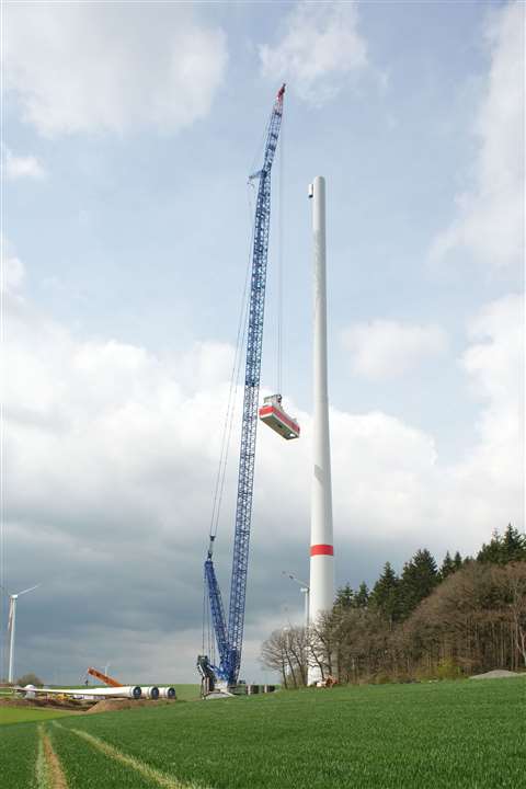 Liebherr LR 11000 lifts 100 tonne gondola on Vestas turbine