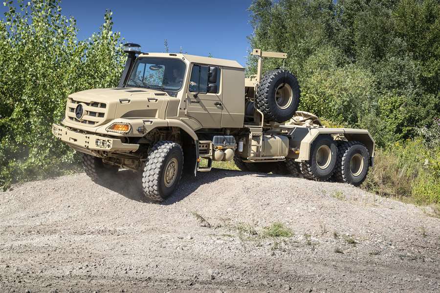3546 Mercedes-Benz Zetros ロールオフスキップ Mercedes-Benz Special Trucks to unveil new Zetros 8x8 at