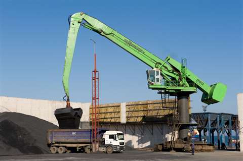 At Izmir Harbor IDC loads up to 14,000 tonnes of coal a day is loaded onto trucks with a Sennebogen 