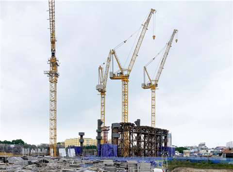 Cranes on site include three 36 tonne capacity 542 HC-L 18/36 Litronic luffing jib units and four 16