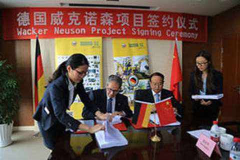 From left: Cem Peksaglam, CEO Wacker Neuson SE, Zhou Diming, director of the administration committe