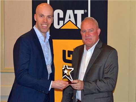 Niek de Winter (left) of Mammoet Canada receiving the â€˜supplier of choiceâ€™ award from Brian Shaw