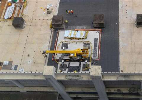 Grove RT550E takes on challenging rooftop lifts in Hong Kong