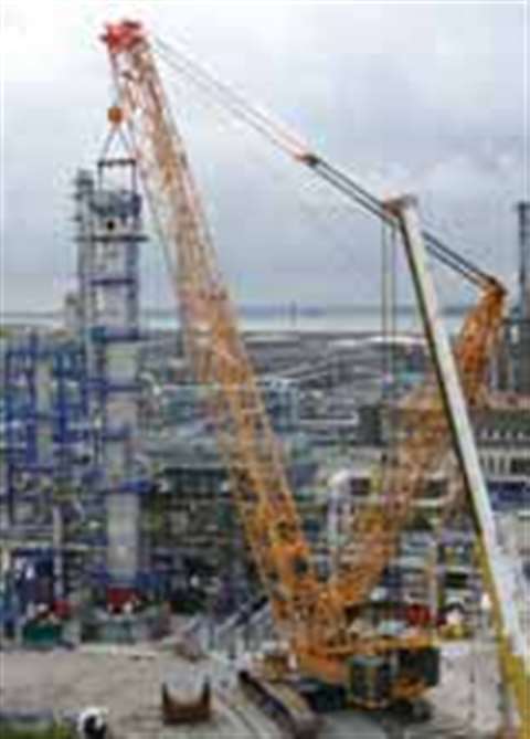 Sarens lifts a C8001 column using a Terex Demag CC 2800 crawler crane at Donges in France for client