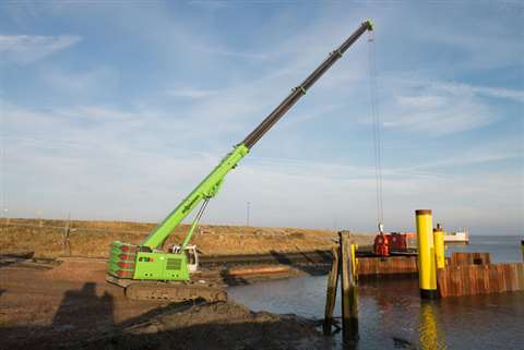 The 673 telescopic crawler sets sheet pile walls for the new slipway in the North Sea spa town Neuha