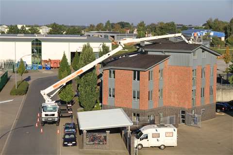 The rotating, telescopic basket of the new Ruthmann Steiger T 380 in action 