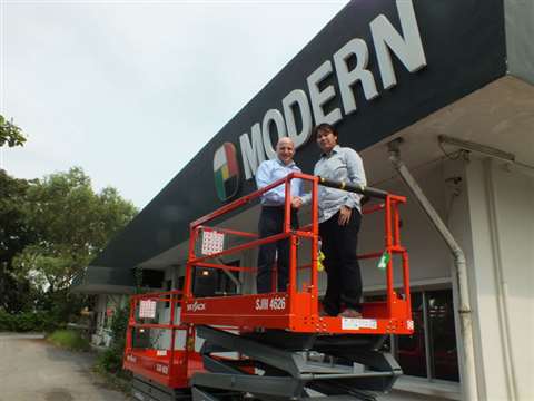 Simon Cracknell, Skyjack’s director of business development in Asia (left) and 
Klein Phua, assistan