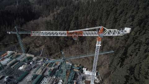 The Jaso J1400 has an 80 m jib and can lift 64 tonnes