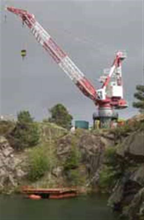 he Liebherr BOS 2600 trainees are put through their paces at a flooded quarry in Scotland