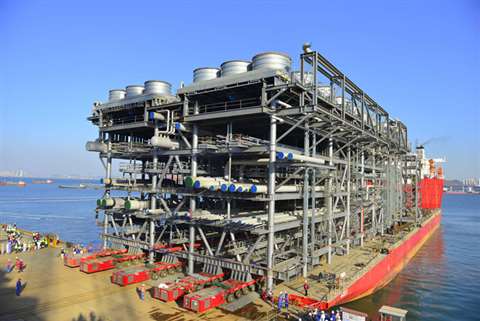 Roll-on of the 5,000 tonne module on Scheuerle SPMTs
