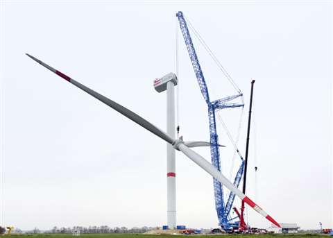 Felbermayr uses its LR11000 crawler crane to erect the 6.2 megawatt wind turbine