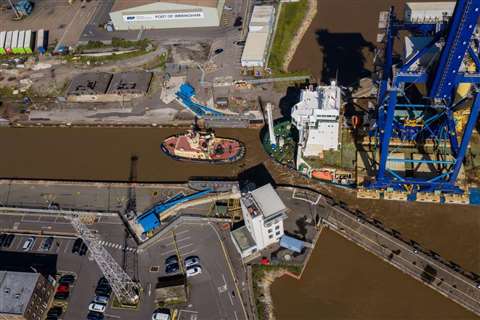 Fairpartner turning into Immingham locks with the STS cranes onboard