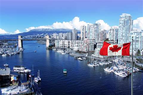 canada-toronto-Canadian-flag-in-front-of-view-of-False-Creek-and-the-Burrard-street-bridger-01