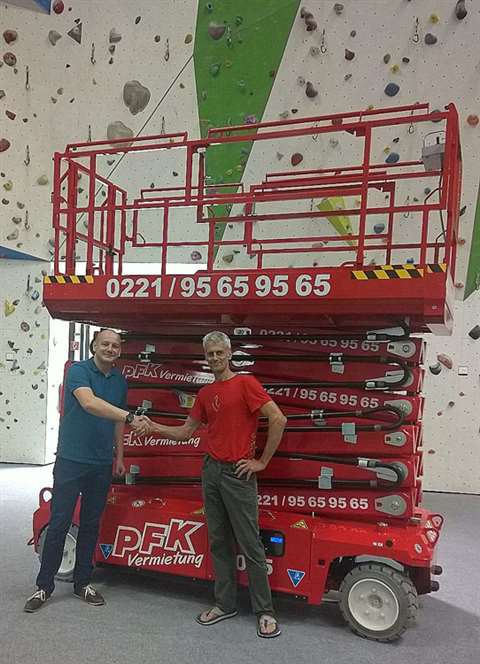 Oliver Neukum, PFK (lleft); with the CEO of the
climbing hall in Cologne.