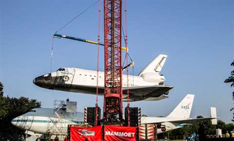 Mammoet lifts the space shuttle replica Independence on top of the original Shuttle Carrier Aircraft