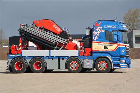 Erling Andersen’s Fassi F1950RAL articulated crane is fitted on a R490 8x4 Scania truck. It has a wo