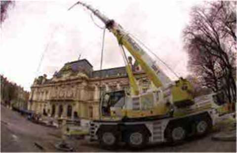 The 100 tonne capacity all terrain crane with 52 m main boom and 10.8 m jib made it possible for Sky