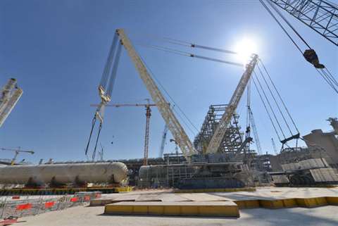 The 3,200 tonne capacity Terex CC 8800-1 Twin prepares to lift the AGR absorber column at a petroche