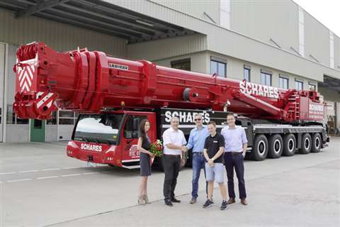 From left to right: Katrin Schleiting (Autokrane Schares GmbH), Christoph Neumann (Liebherr-Werk Ehi