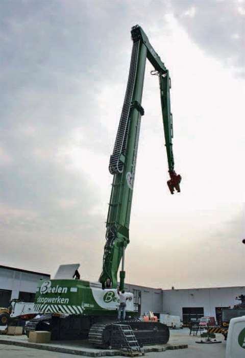 A 64 m pin height is offered by the heavily modified 150 tonne Cat Telescopic Ultra High Demolition 