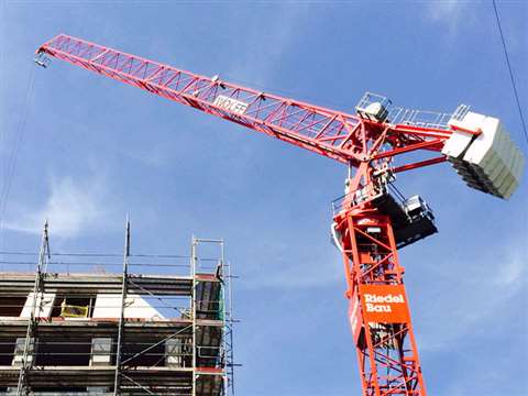 The jib of the WOLFF 166 B can be raised almost vertically, so there is no danger of a collision wit