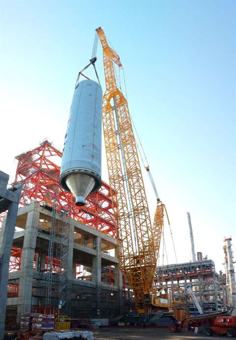 ALE’s Argentina branch uses its Liebherr LR 11350 to lift one of the 435 tonne coke drums at the YPF