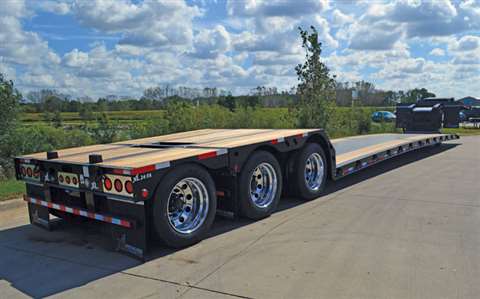 XL 80 Mini-Deck hydraulic detachable gooseneck trailer. Loaded deck height is 300 mm, including 100 