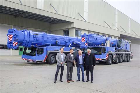 From left to right: Gábor Gévai (Ács-Gép Holding), Georg Huber (Liebherr-Werk Ehingen), László Ács (