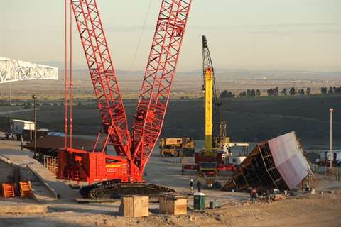 A Manitowoc 18000 erects a 'green' footbridge in Northern Mexico