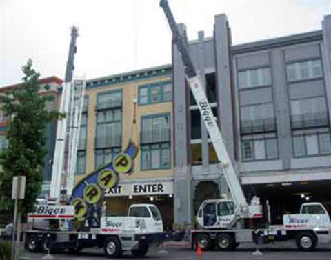 Bigge in the US using a pair of Terex truck cranes in a typical application