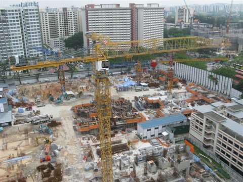 Due to working height restrictions in the area, the 280 EC-B flat top cranes have been configured to