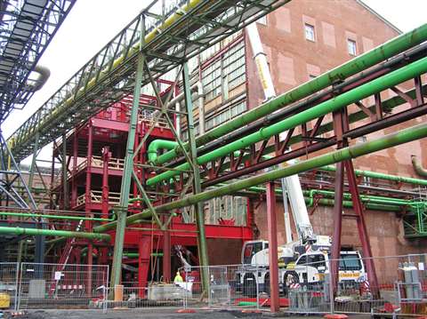 The Challenger 3160 was used to lift pipelines and steel elements up to a height of 42 meters