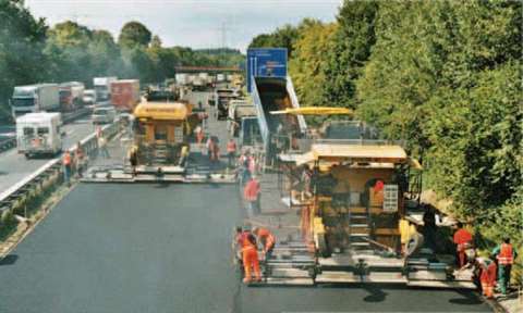 Main contractor Kirchner is using two dual asphalt pavers to continuously lay the asphalt hot-