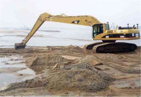 Main contractor Josef Möbius Bau's Caterpillar 330C fitted with a long dredging boom and Trimble's S